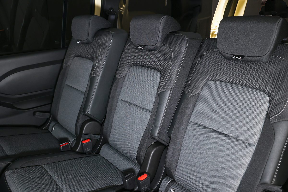 シートそのものはどれも一般的なサイズで、2列目の真ん中だけ小さいということもない