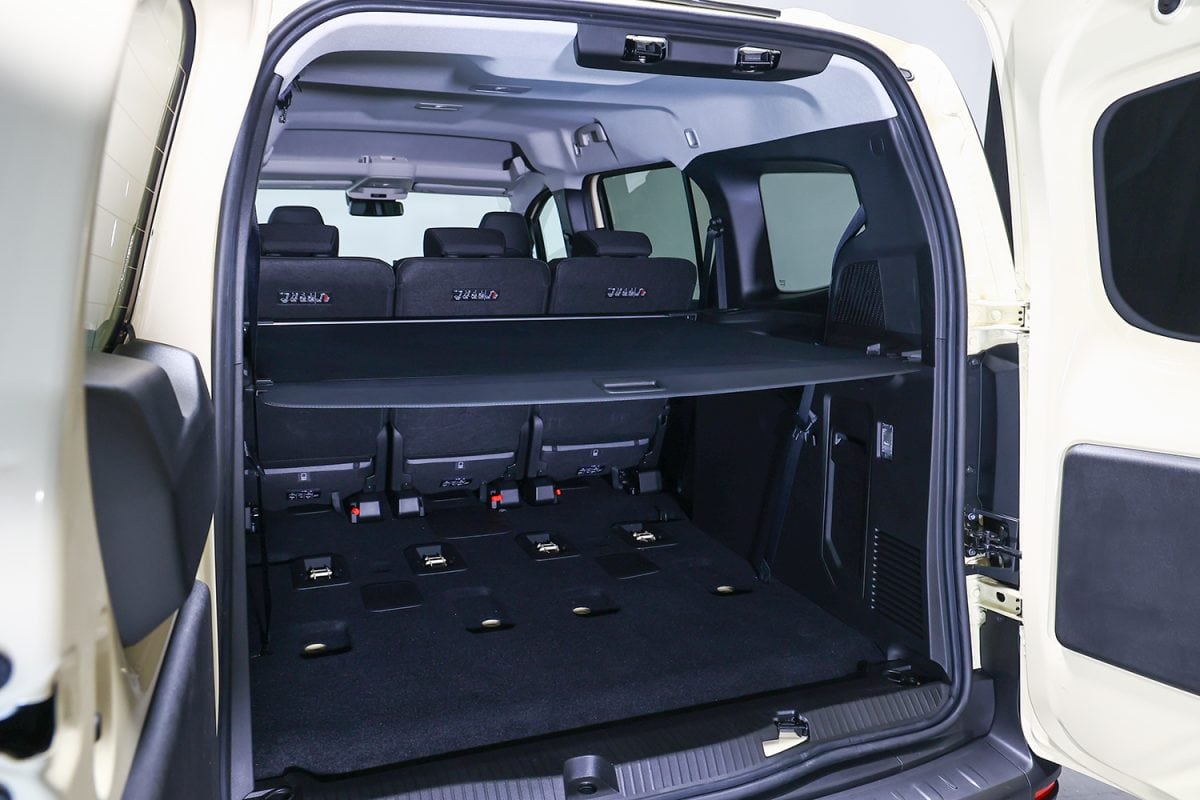 ロールアップ式のトノカバーも用意されている