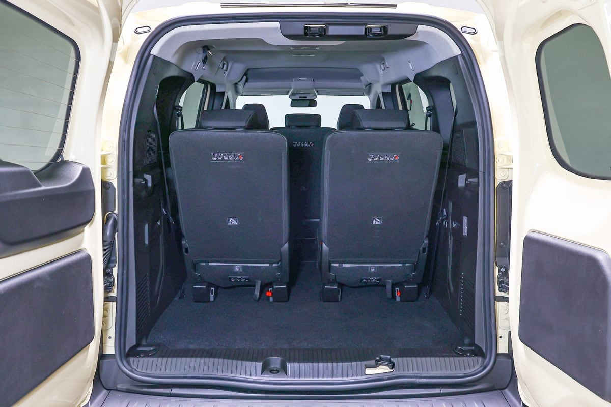 2列目と3列目はすべて130mmのスライド／折りたたみ／跳ね上げ／取り外しができる