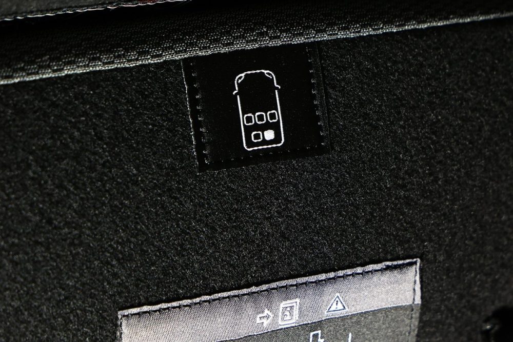 シートは一見すると同じように見えるが、じつは装着場所が決まっていて、シートバックにそれぞれ指示がある