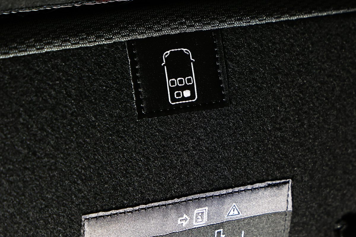 シートは一見すると同じように見えるが、じつは装着場所が決まっていて、シートバックにそれぞれ指示がある