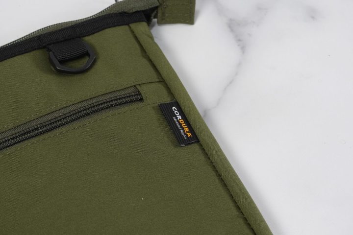 【ワークマンの凄いバッグ】1500円でこのギミックは賢すぎ!“分身”して容量2倍になる傑作サコッシュをマニアがガチレビュー