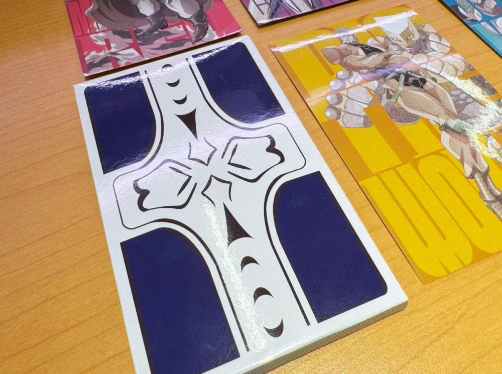 よく見るとステッカーのケースがジョジョの作中に出てくるタロットカードの柄に！