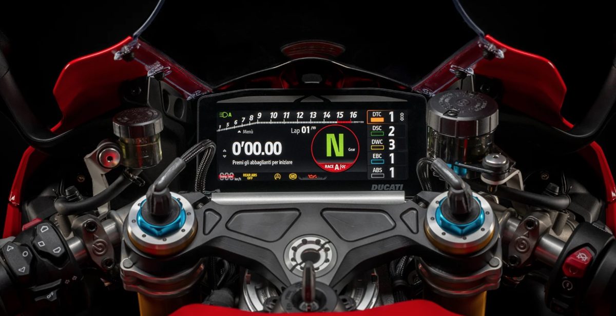 スーパースポーツ好きならずともテンションのハンドルまわりのスタイル