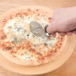 「ゴルゴンゾーラとくるみのピザ」はカットするとゴルゴンゾーラの香りがさらに広がり、期待感も増していきます