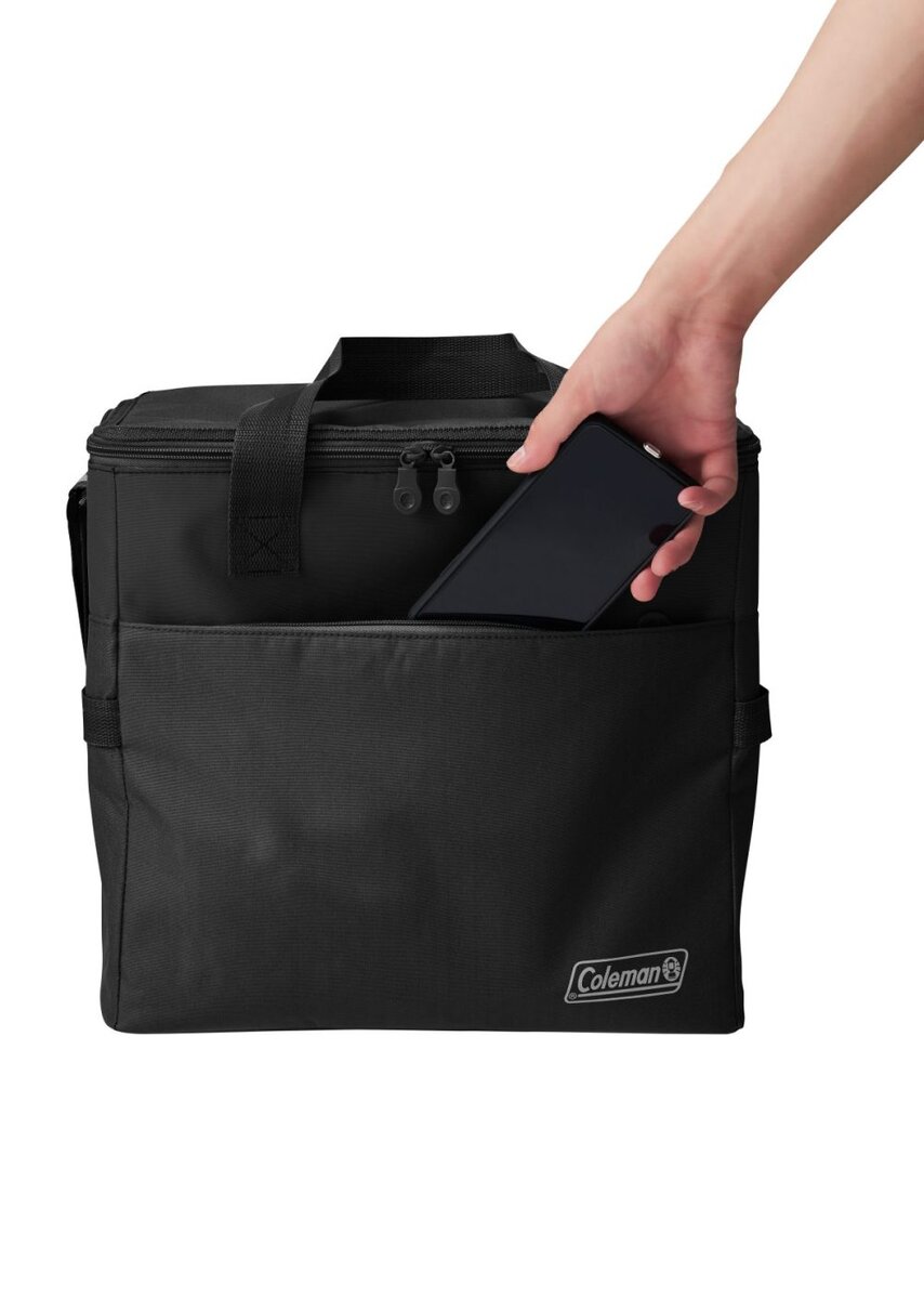 側面にスマホなどの小物を入れられるフロントポケットを搭載