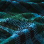 タータンチェックが鮮やかで、一点投入するだけでコーディネートが華やかになる存在