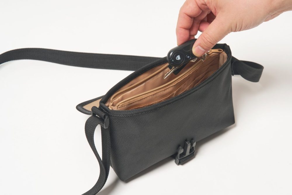 ファスナーポケットは貴重品の収納に便利