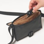 ファスナーポケットは貴重品の収納に便利