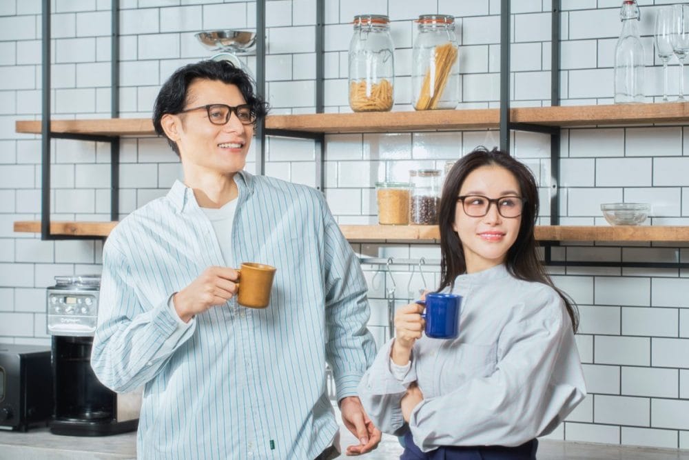 室内ではおしゃれな透明のメガネとして使える