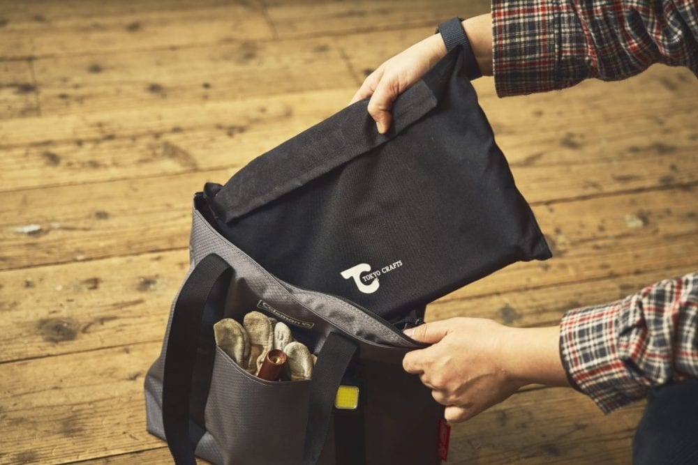 折りたたみ式の焚き火台も収納できる