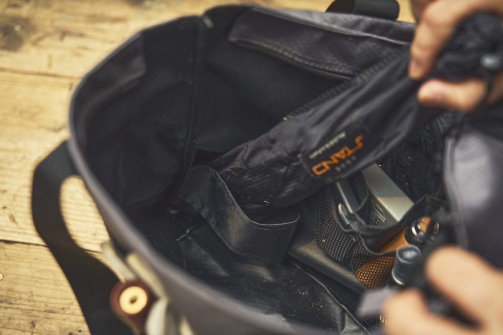 ボトルホルダーには小型のランタンスタンドをセット