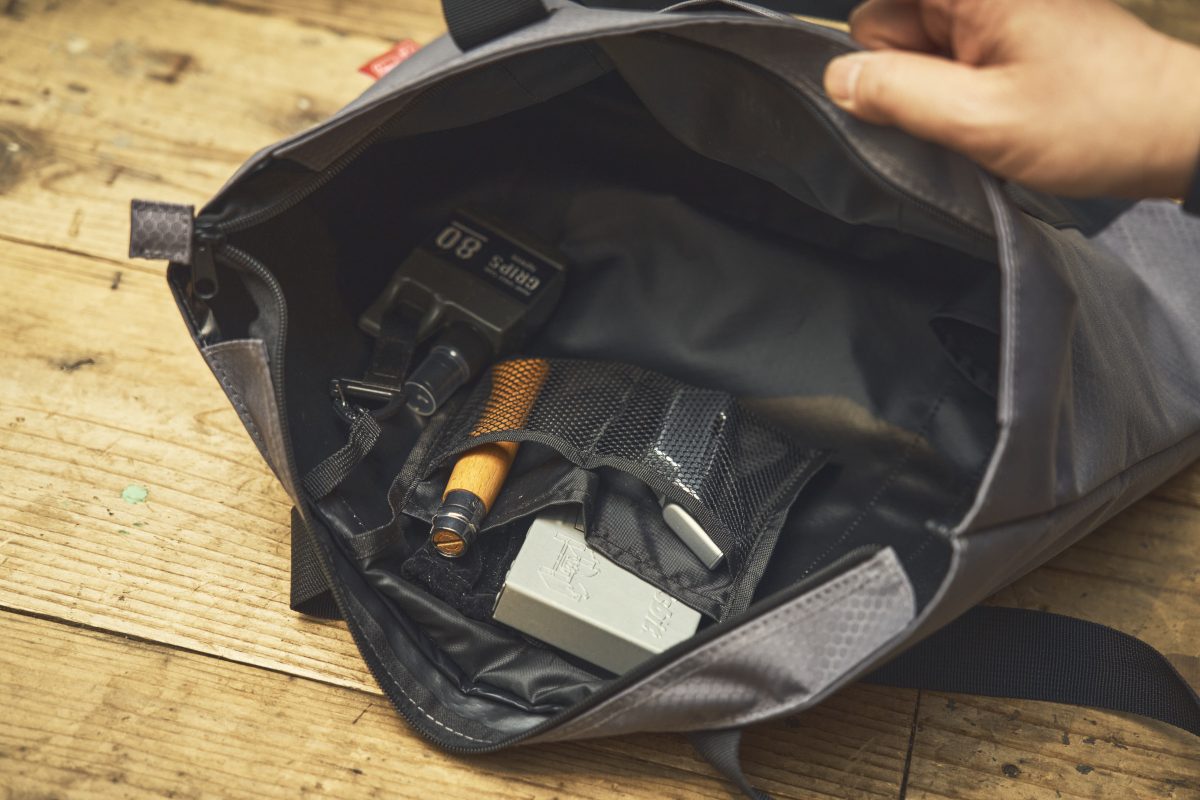 マッチや着火剤などの細々した焚き火系のギアをメッシュポケットに