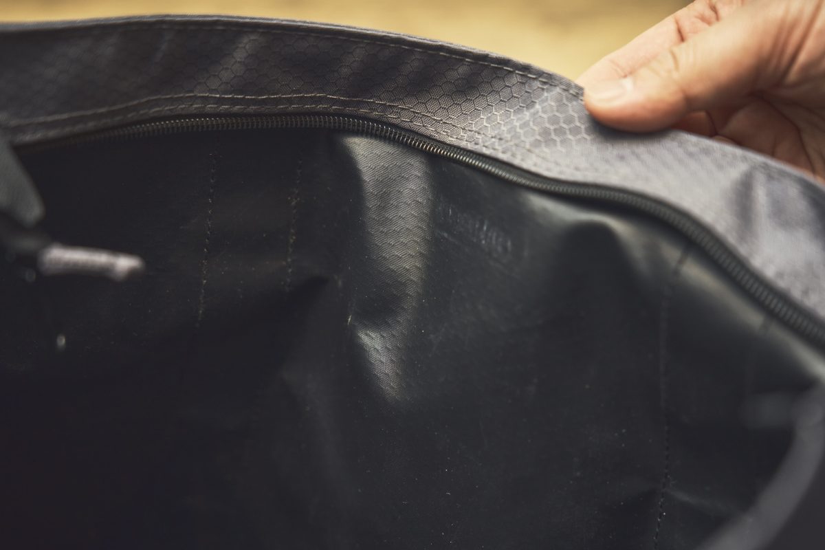 内側の生地も適度な厚みと耐久性があり、汚れも落としやすそう