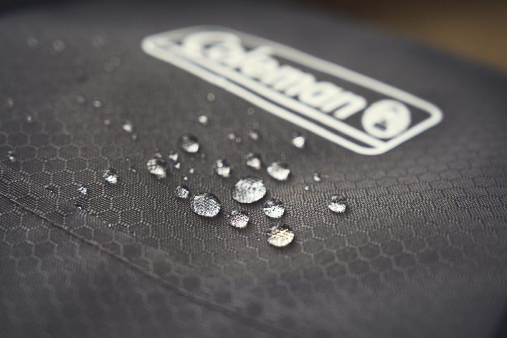 本体は六角形柄のリップストップ生地を使用しており、引き裂き強度が高く傷がつきにくいのが特徴