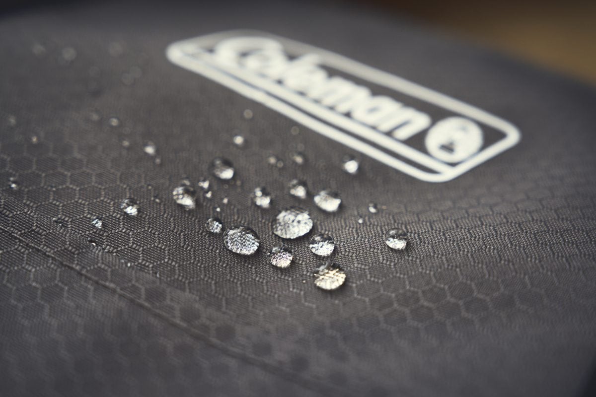 本体は六角形柄のリップストップ生地を使用しており、引き裂き強度が高く傷がつきにくいのが特徴