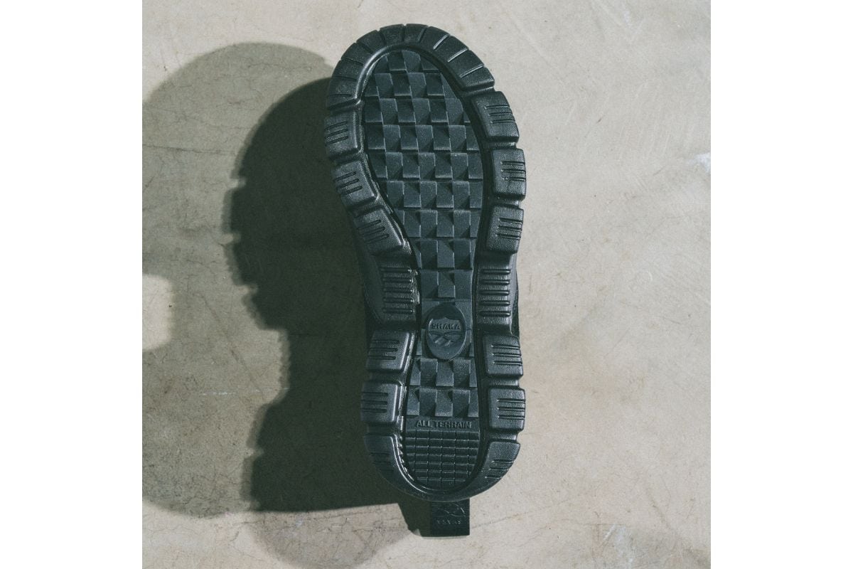 高耐久・高グリップのALL-TERRAINアウトソールで街歩きからアウトドアまで対応
