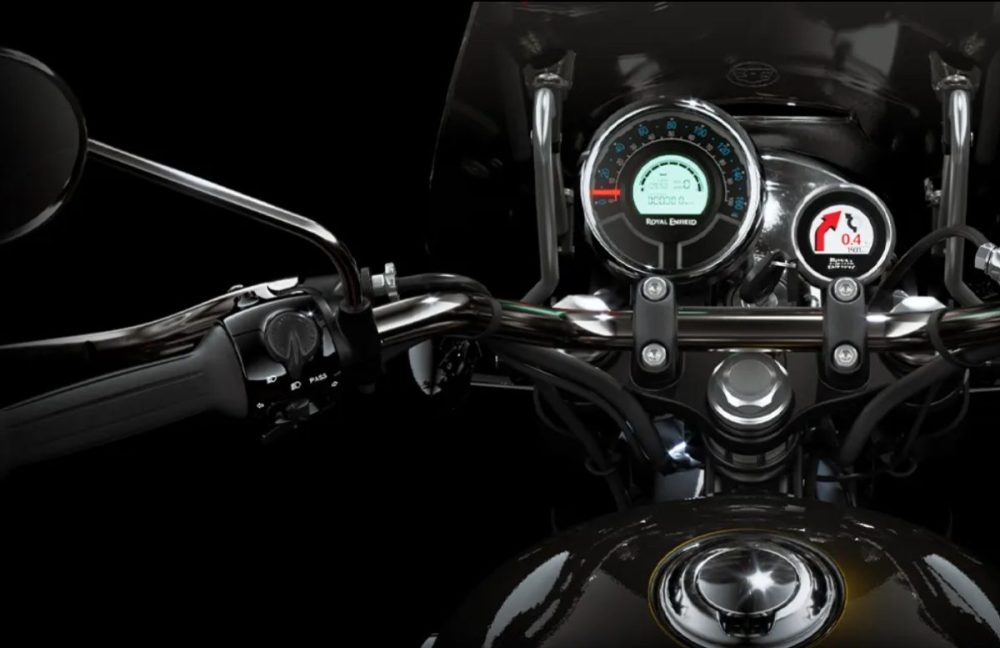 レトロな針式のアナログメーターとコンパクトなデジタルディスプレイを組み合わせたメーターと簡易型ナビゲーション「トリッパー」を採用