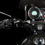 レトロな針式のアナログメーターとコンパクトなデジタルディスプレイを組み合わせたメーターと簡易型ナビゲーション「トリッパー」を採用