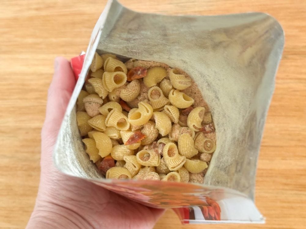 パッケージを開けると薬味は小分けされてなく、マカロニと具材、粉末スープがダイレクトに入っています