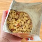 パッケージを開けると薬味は小分けされてなく、マカロニと具材、粉末スープがダイレクトに入っています