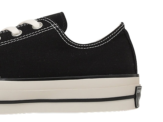 シューズ全体が重厚感のあるルッキングになるよう調整した新設計のアウトソール