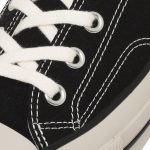 肉厚でふっくらした風合いのコットンシューレース。光沢の強いハトメ