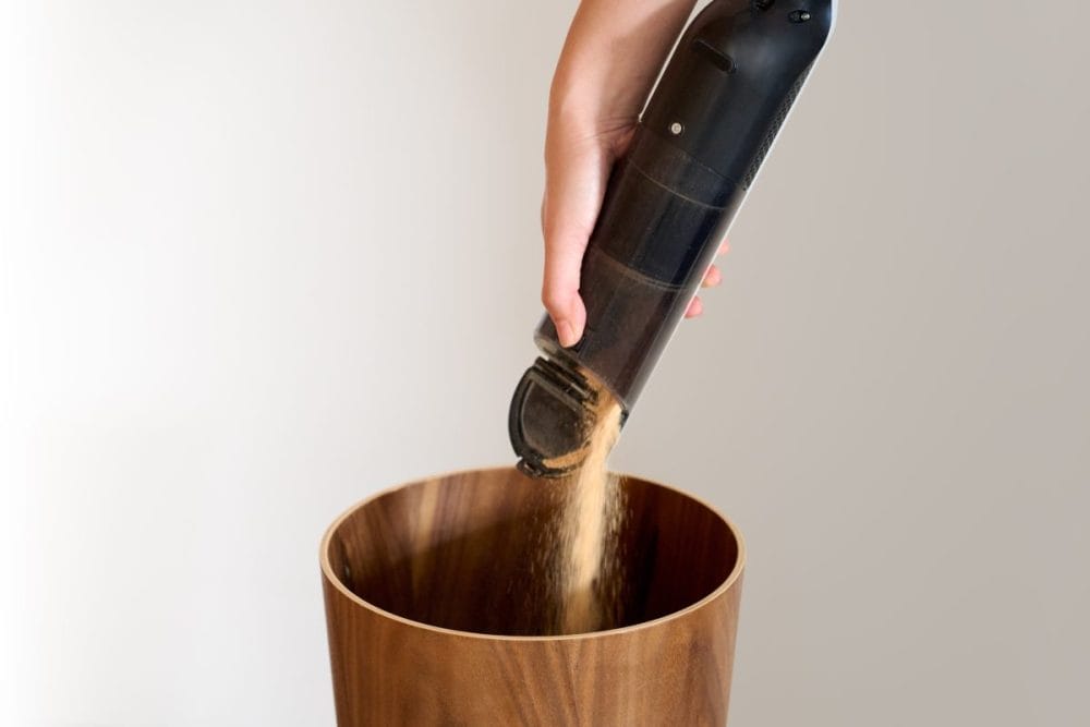 ワンタッチでごみ捨て可能なダストカップ