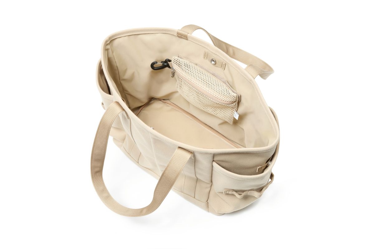 デイパックやトートバッグのサイドポケットはペットボトルや折り畳み傘を収納可能なサイズ