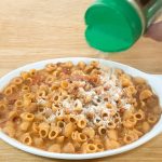 「トマト&モッツァレラのマカロニ」は粉チーズが合うと思い、たっぷりとトッピング