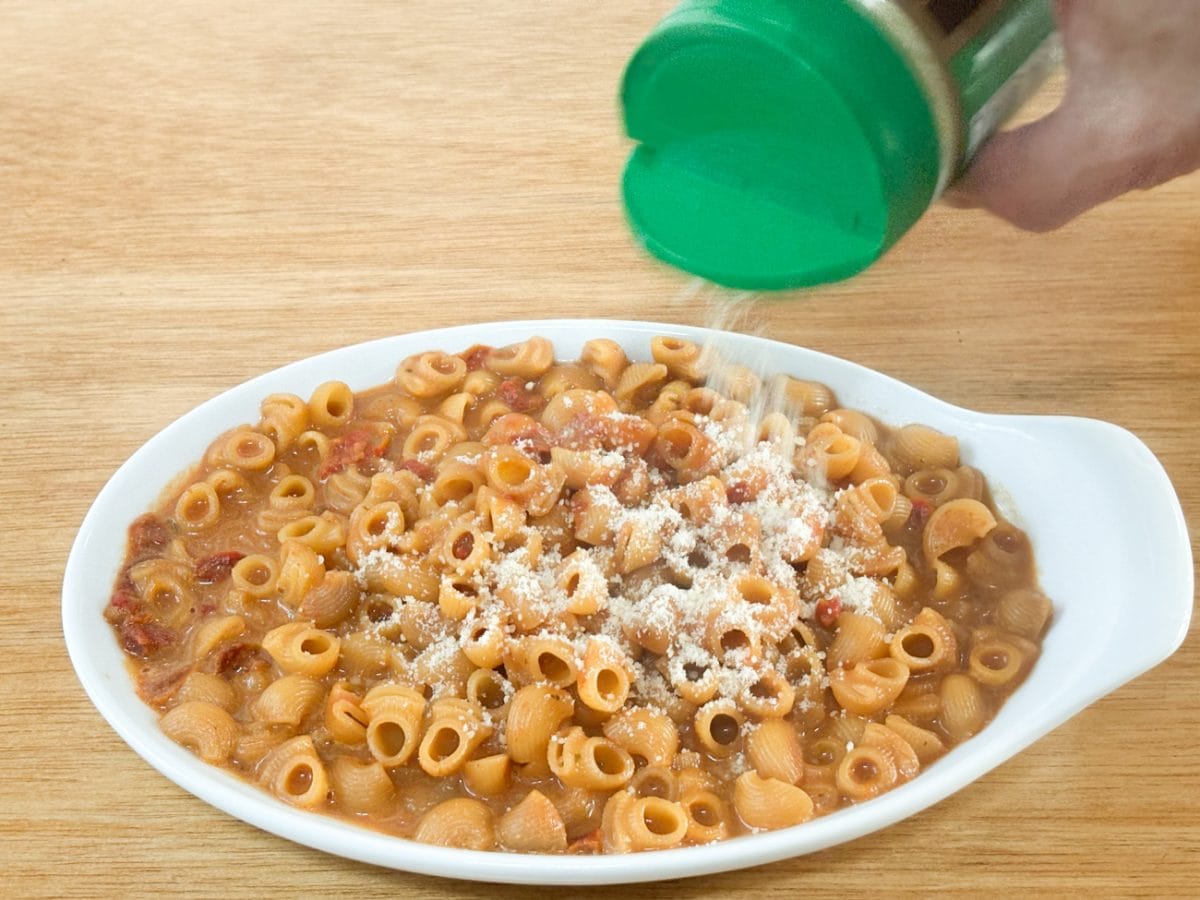 「トマト＆モッツァレラのマカロニ」は粉チーズが合うと思い、たっぷりとトッピング