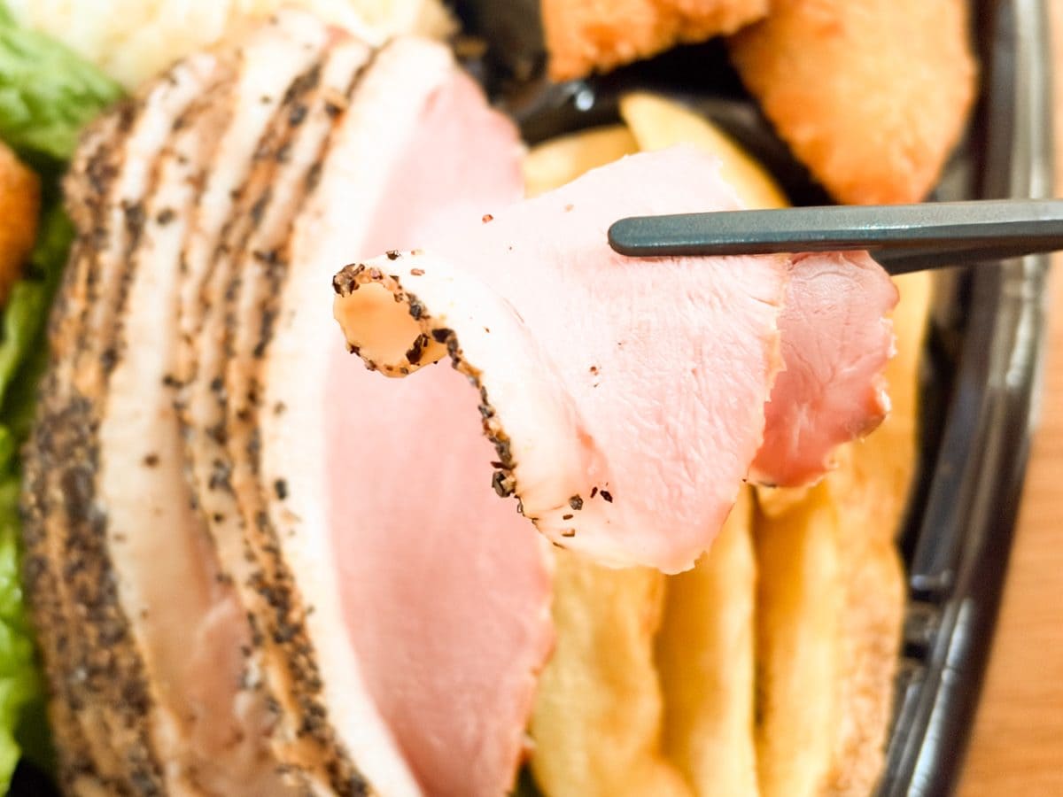 揚げ物勢に囲まれながら、異彩を放つ存在の鴨ロースト。鴨の脂と肉の旨みをしっかり楽しめる贅沢な味わいでスパイスの香ばしさもたまらない！