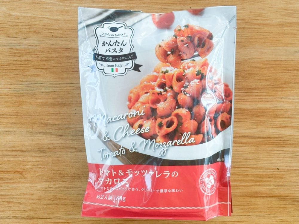 「トマト＆モッツァレラのマカロニ」は約2人前の184g入りで購入価格は税込235円