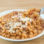 小粒のマカロニのツルッとした口当たりとプリプリ食感は濃厚スープとの相性抜群!