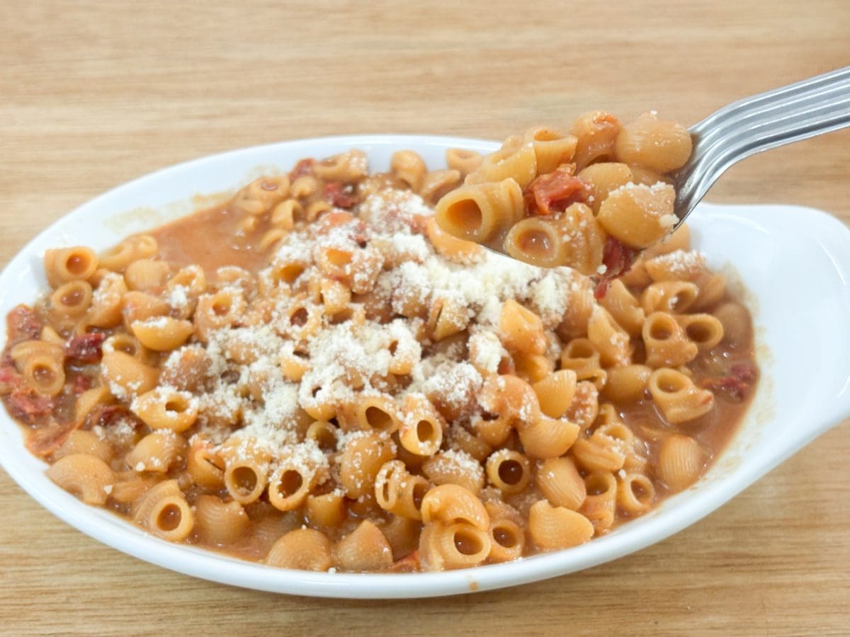 小粒のマカロニのツルッとした口当たりとプリプリ食感は濃厚スープとの相性抜群！