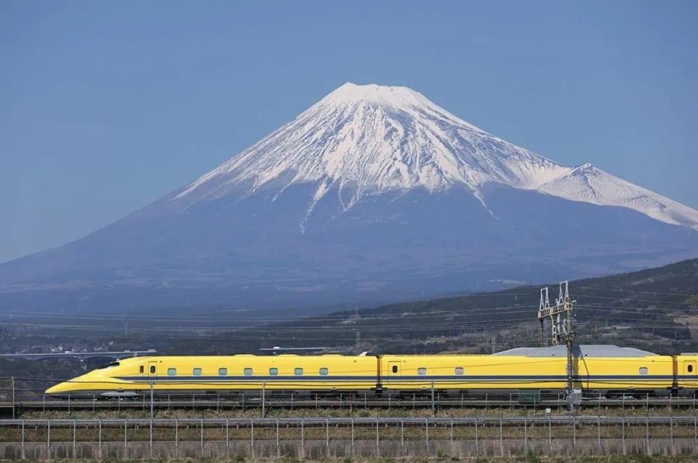 第2位　「車体が黄色の理由は？」今すぐ話したくなる！“引退目前のドクターイエロー”にまつわる7つの豆知識