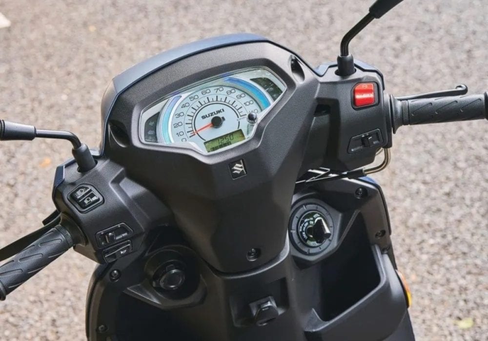 第2位　【まるで欧州車!?】この上質感でU30万円は衝撃！スズキ「アドレス125」は、大人が乗れる“レトロスクーター”の正解だった