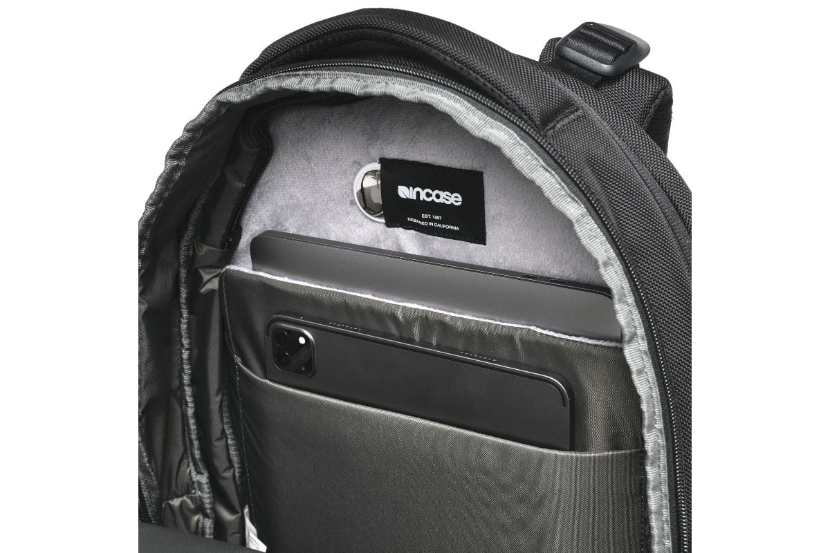 16インチまでのMacBookとiPadを収納可能な起毛裏地付きテックポケットを内蔵