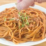 ラーメンの袋麺と同じく、お好みでトッピングを楽しむのもあり