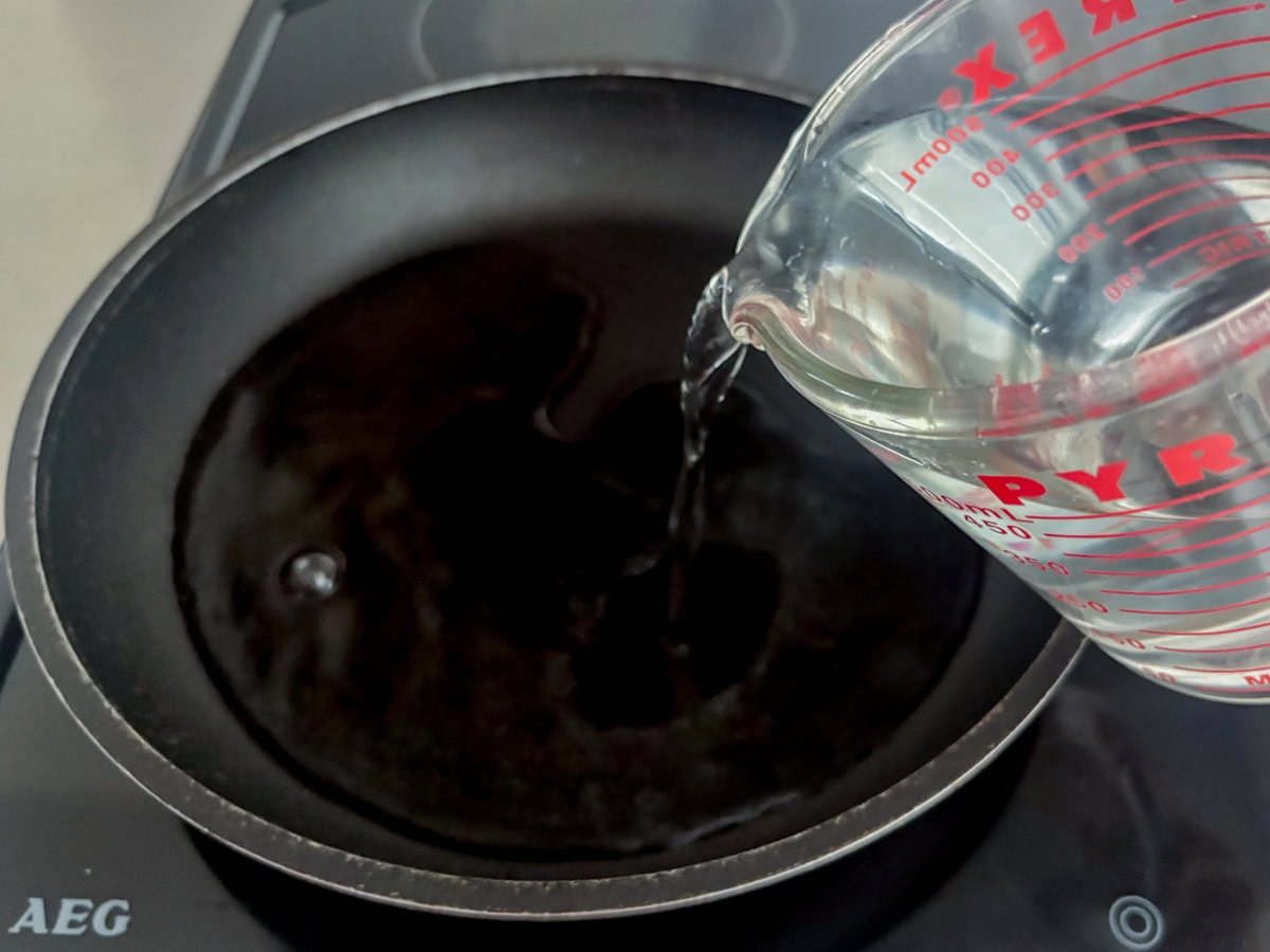 商品説明通りに作る場合、フライパンに500mLの水を注いで調理開始