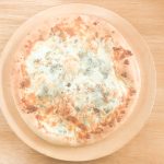 「ゴルゴンゾーラとくるみのピザ」は一番高値だからこそ、焼き上がりにイヤでも期待してしまいます。