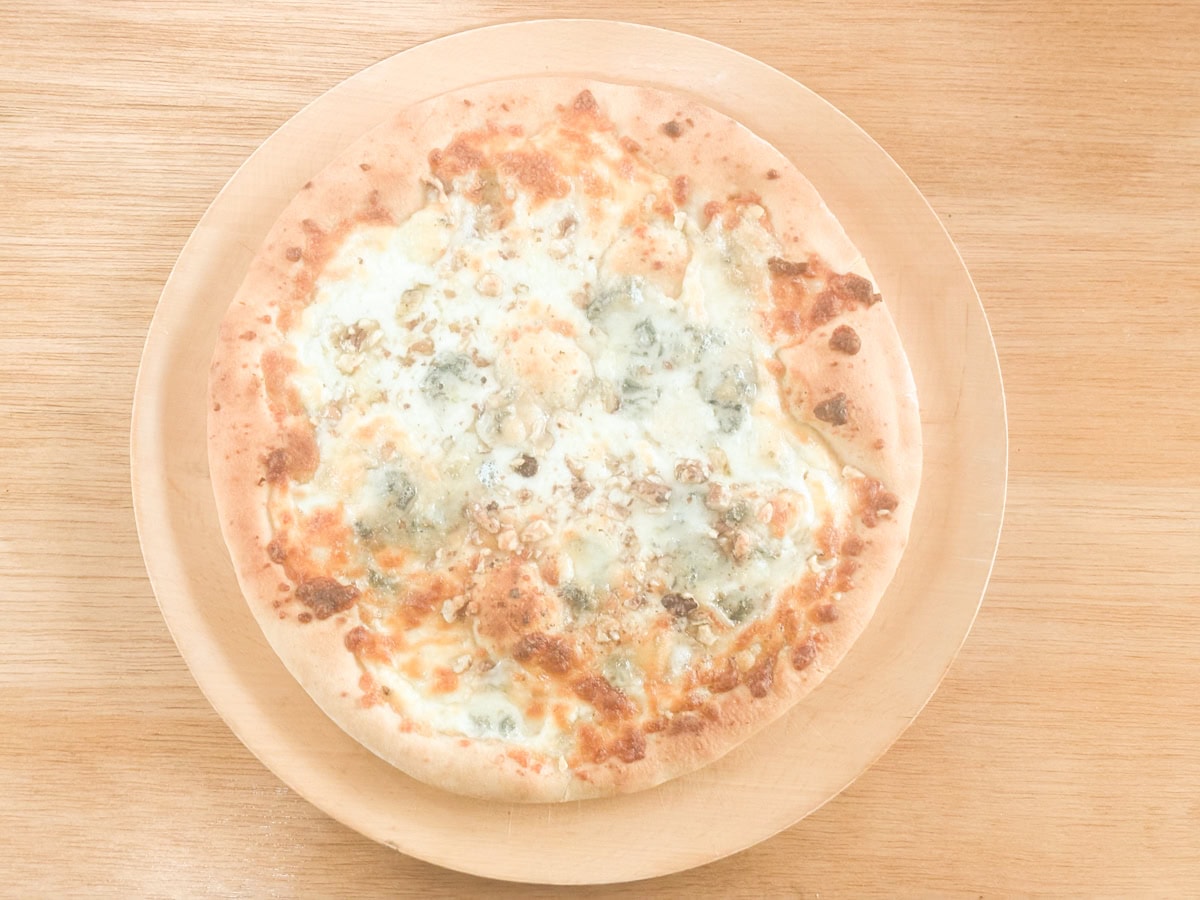 「ゴルゴンゾーラとくるみのピザ」は一番高値だからこそ、焼き上がりにイヤでも期待してしまいます。