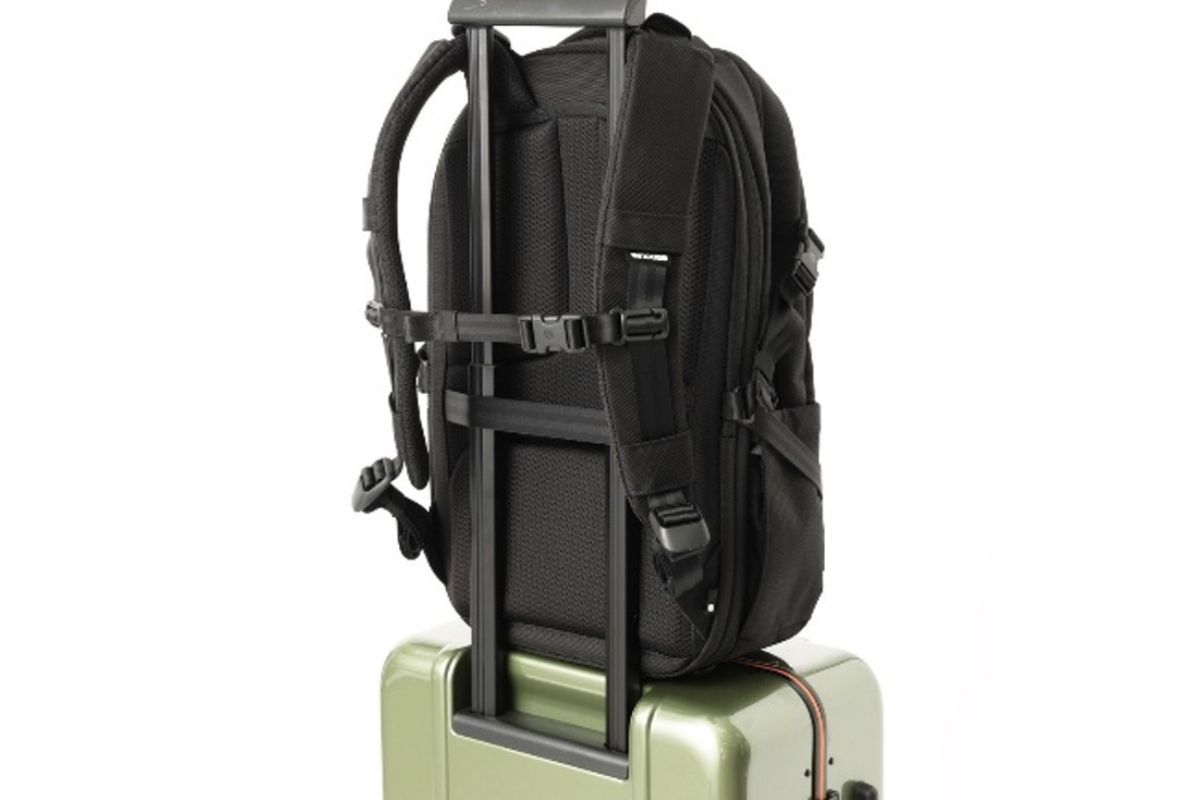 背面にキャリーバーに取り付け可能なストラップを装備