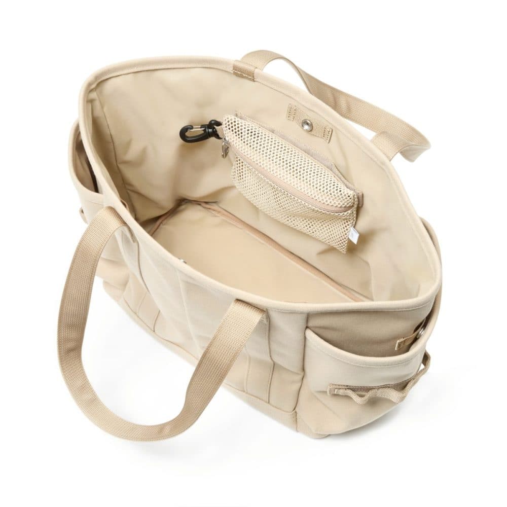 デイパックやトートバッグのサイドポケットはペットボトルや折り畳み傘を収納可能なサイズ