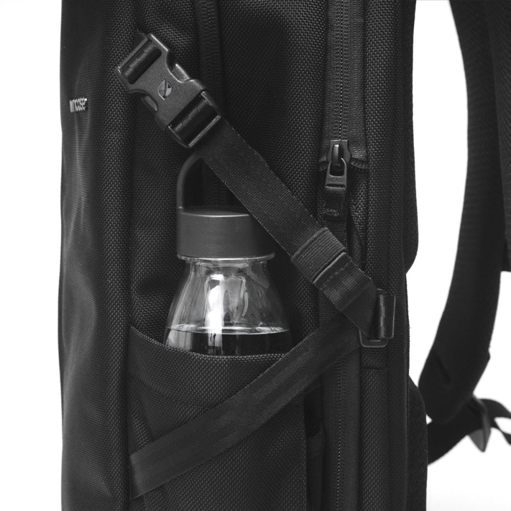 両サイドには拡縮性のあるポケットを備え、ウォーターボトルなどの収納にも対応