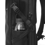 両サイドには拡縮性のあるポケットを備え、ウォーターボトルなどの収納にも対応