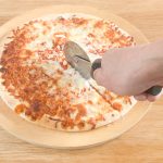 やっぱりバジルの緑がないと物足りなさを感じますが、直径25cmの大きさで386円の安さなので、そこは目をつぶりましょう