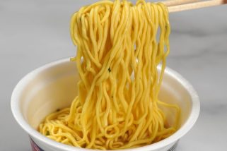 【ウマすぎるカップ麺】200円台で熱々ひとり鍋!?「地鶏」か「キムチ」か？冬限定スーパーカップ1.5倍をマニアが食べ比べ