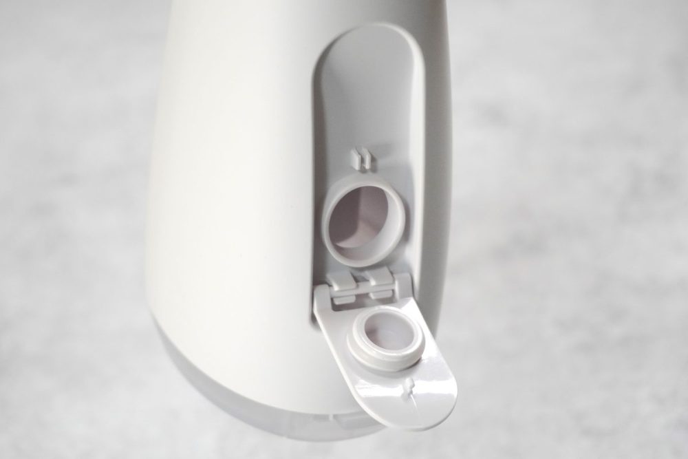 ニトリ「口腔洗浄器 NS8009」水注入口