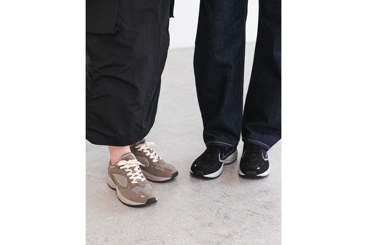 アッパーの素材には本革のような上質な表情を持つ合成皮革を採用